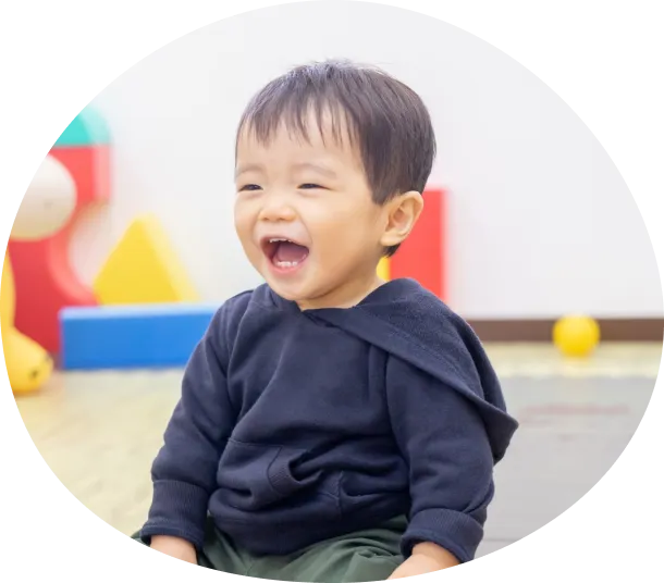 笑顔で座っている男の子の写真