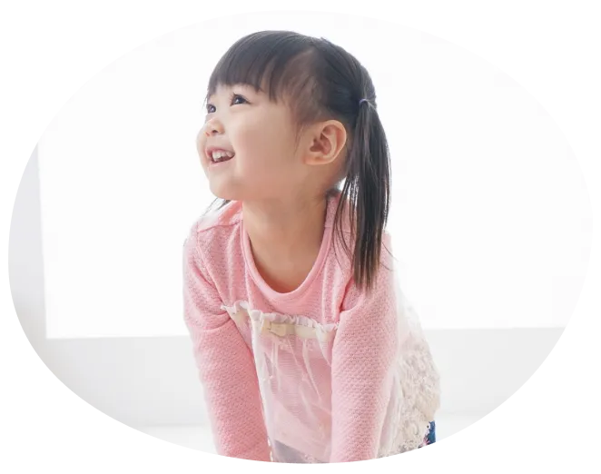 にっこり笑う二つ結びの女の子の写真